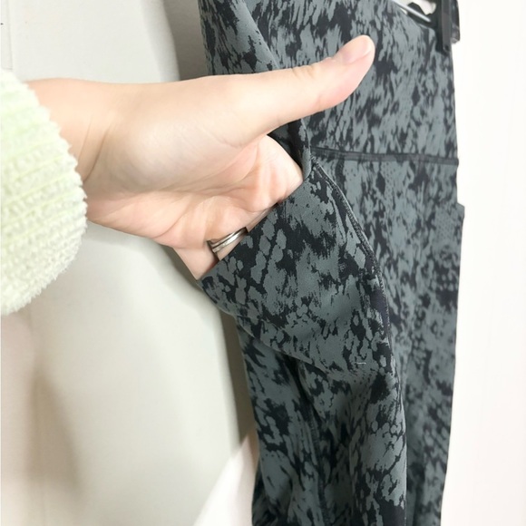 Athleta saultation stash pocket II printed 7/8 tights black green size S - Picture 3 of 5